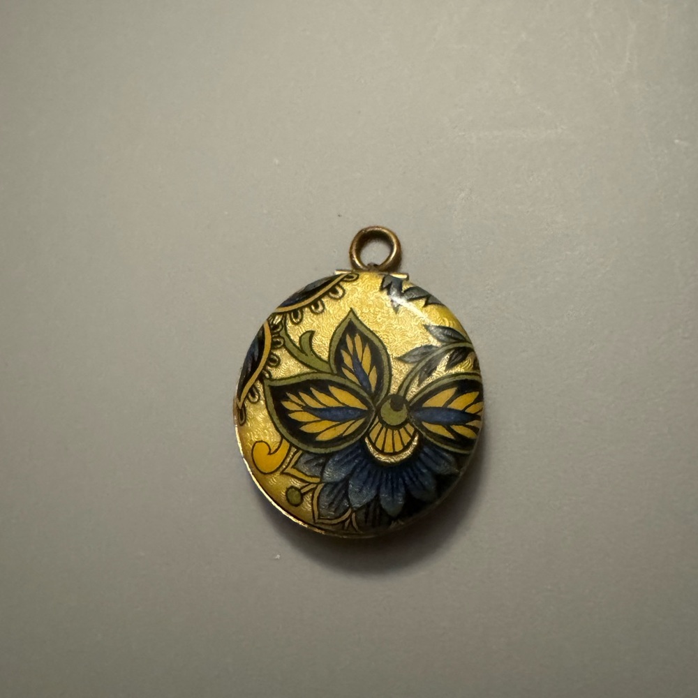 Antique cool locket made in 60’s or 70’s.
